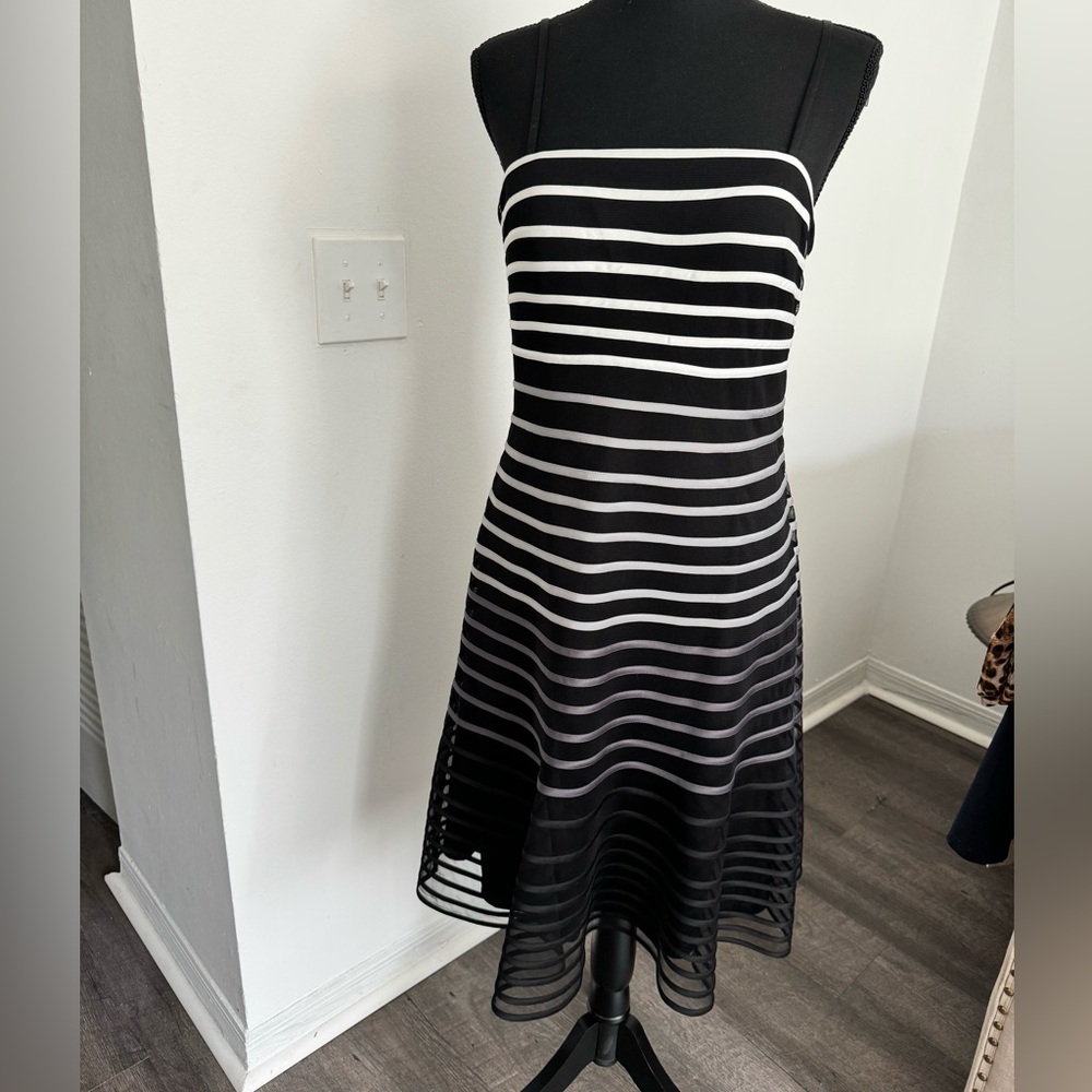 Beautiful White House black Market dress